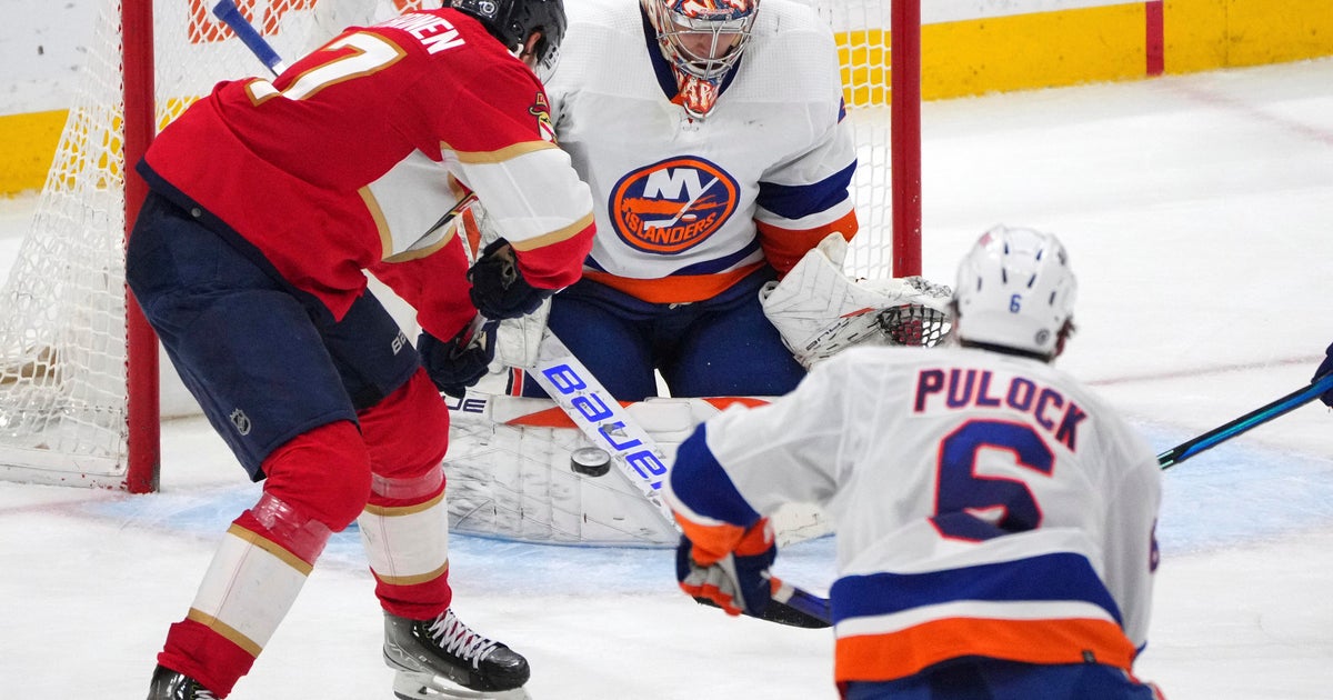 Panthers fall to Islanders 3-2 Panthers fall to Islanders 3-2