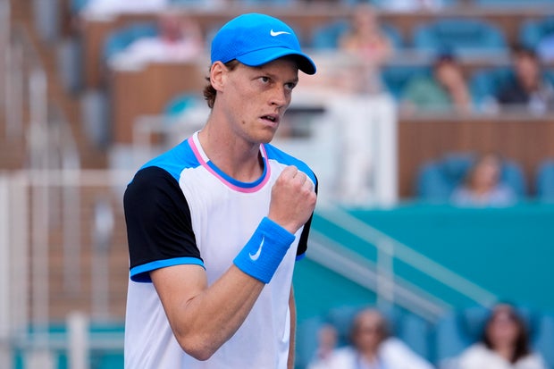 Jannik Sinner reage após conquistar um ponto contra Grigor Dimitrov na final masculina do Miami Open, em março de 2024.