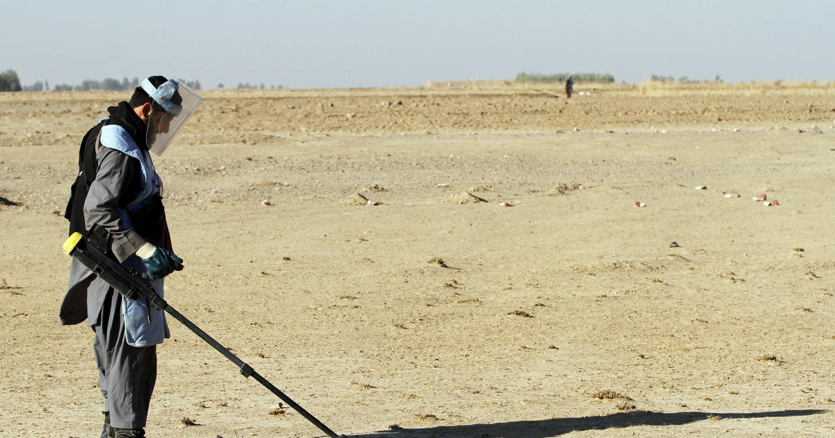 Стара противопехотна мина, намерена от деца в източен Афганистан, се
