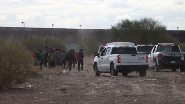 Migrants resist the interventions of security forces while trying to pass the border in Ciudad Juárez, Mexico, on April 2, 2024. 