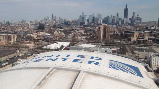 united-center-and-chicago-skyline.jpg 