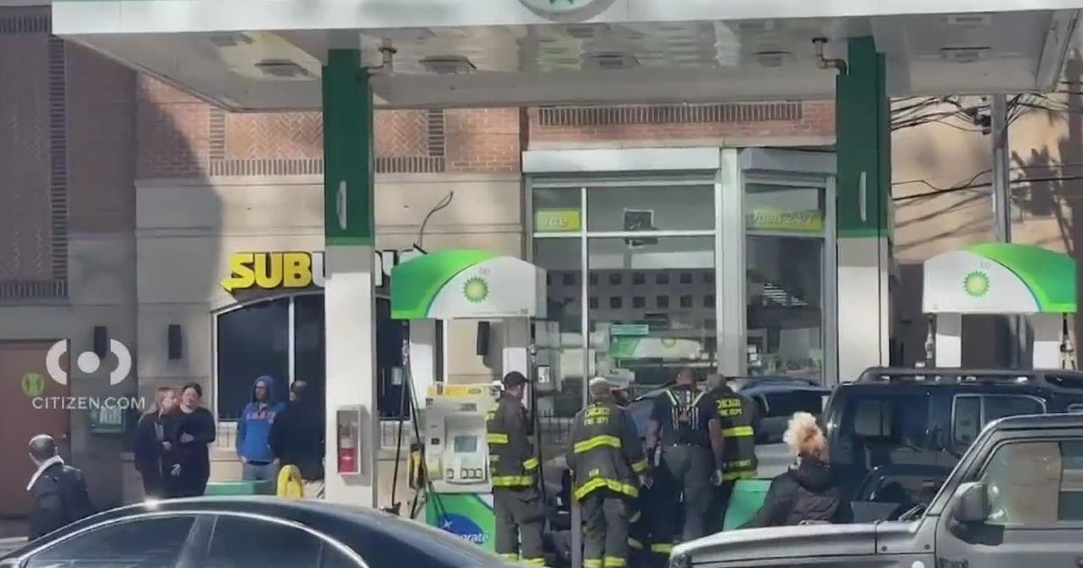 Driver in custody after striking two pedestrians in Chicago - CBS Chicago