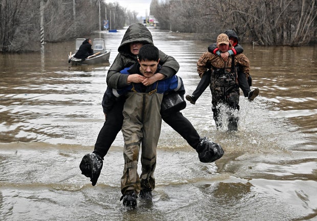 TOPSHOT-RUSSIA-FLOOD-DAM