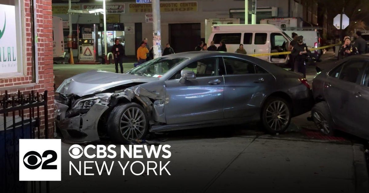 5 hurt in crash in Brooklyn after driver strikes pedestrians, parked ...