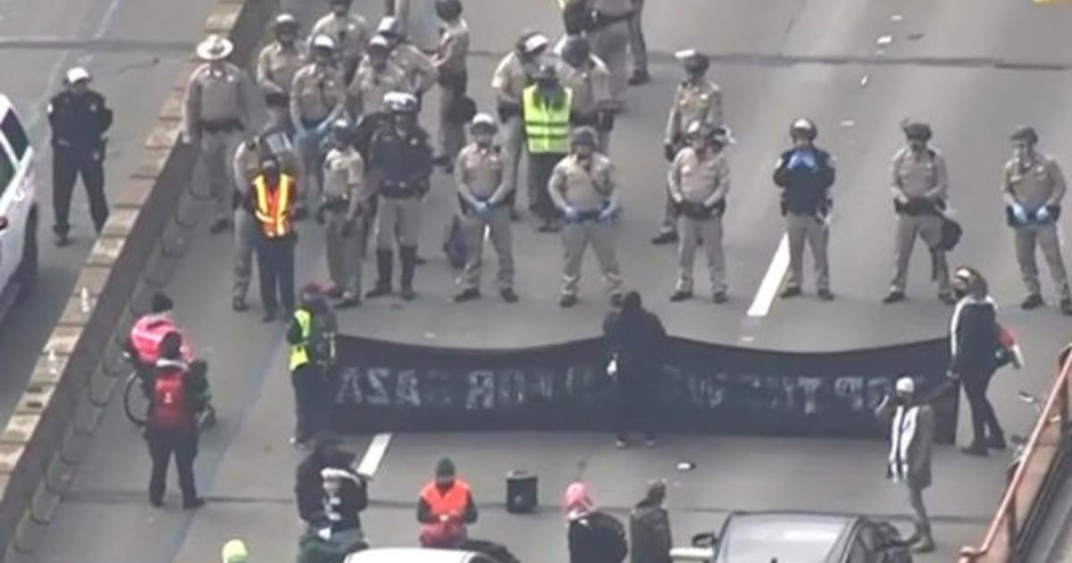 Golden Gate Bridge traffic completely blocked by pro-Palestinian protest