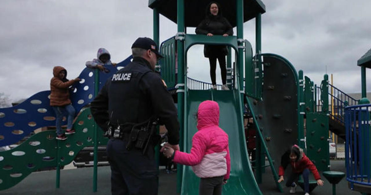 Мълчаливите разходки на полицай с ученик вдъхновяват общността в Масачузетс