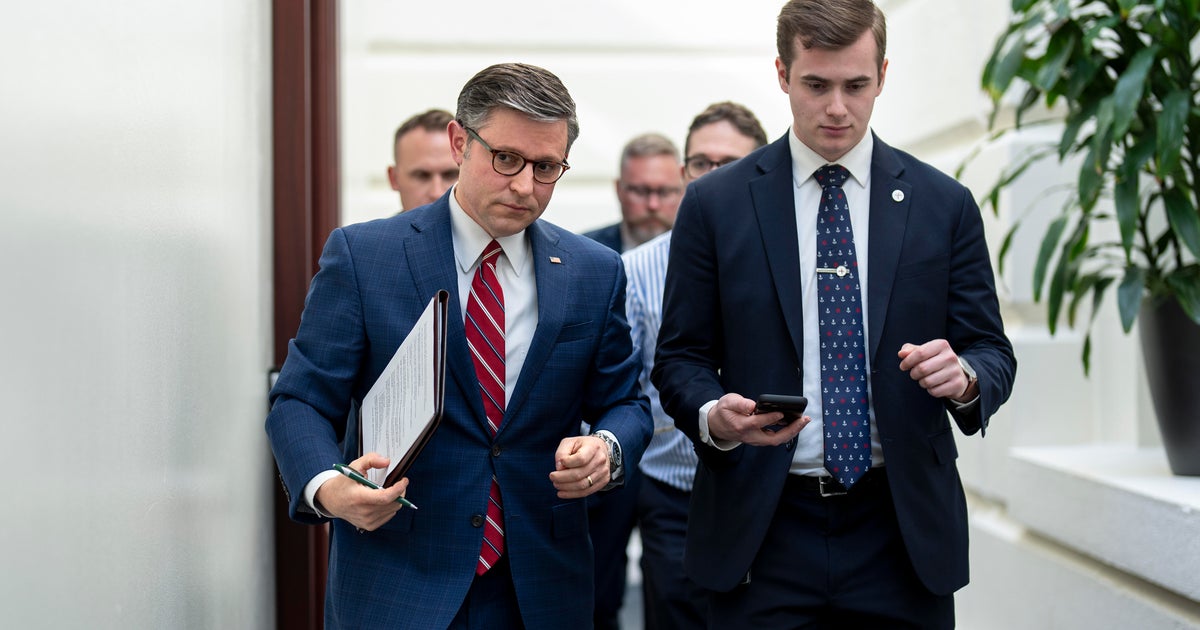 Mike Johnson İsrail ve Ukrayna yardımını ayırma riskini alıyor