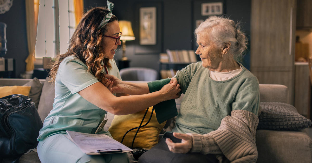 Заслужава ли си застраховката за дългосрочни грижи за възрастните хора на 70 години? Експертите преценяват