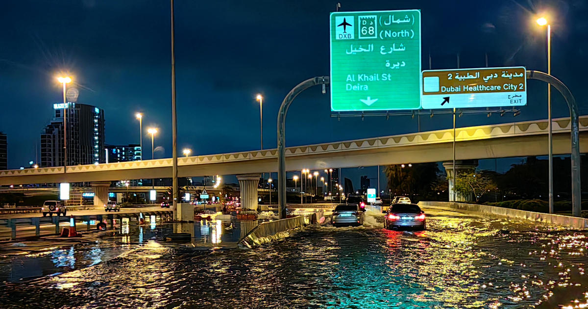 Potvyniai Dubajuje apsunkina pagrindinių oro uostų veiklą, nes dėl „istorinių oro sąlygų“ JAE smarkios liūtys