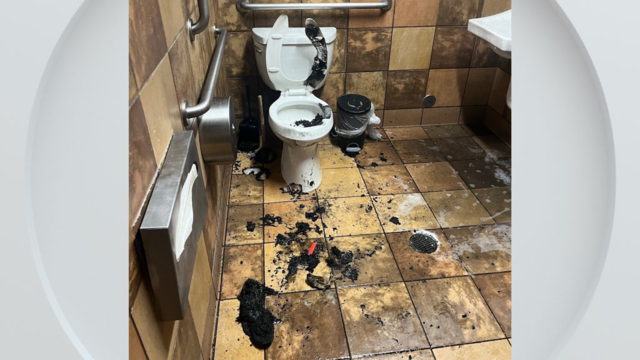 taco-bell-bathroom-fire.png 