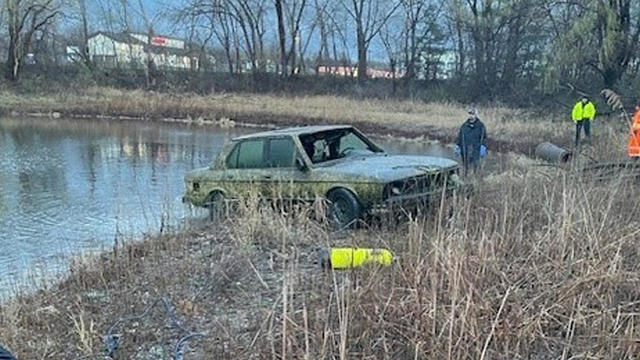 car-found-in-burnsville-pond.jpg 