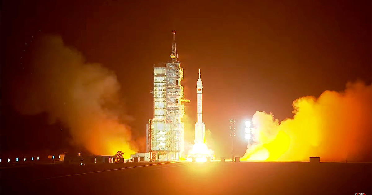 Трима китайски тайконавти излетяха от центъра за изстрелване на сателити