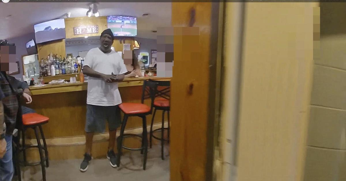 Смъртта на чернокожия мъж в полицейски арест беше изследвана след публикуване на видеозапис от бодикамера, показващ го с белезници, с лицето надолу на пода на бара