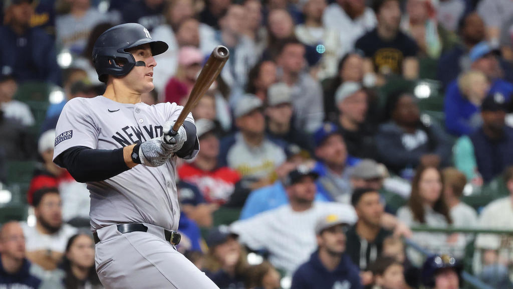 Anthony Rizzo hits 300th career homer, Yankees blast Brewers and take
series