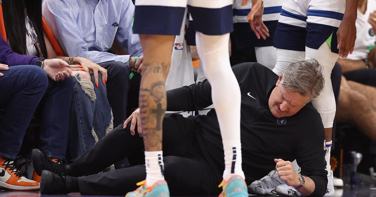 Timberwolves coach Chris Finch tears patellar tendon after colliding with Mike Conley