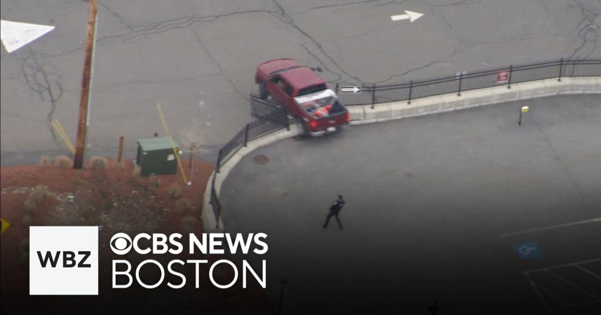 Truck crashes through fence during police chase on North Shore - CBS Boston