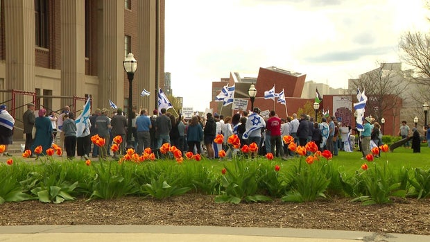 10p-pkg-uofm-protest-la-wcco5bwa.jpg