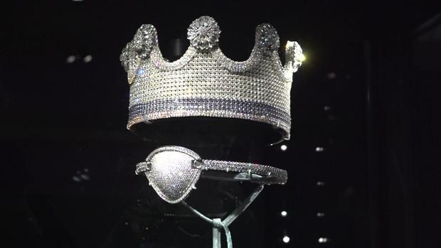Slick Rick's gem-encrusted crown on display for "Ice Cold: An Exhibition of Hip-Hop Jewelry" at the American Museum of Natural History 