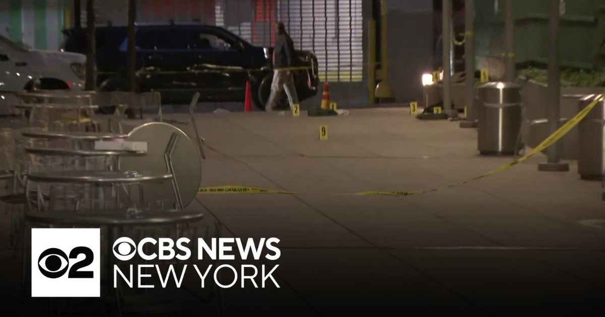 Police searching for gunman in deadly SoHo shooting - CBS New York