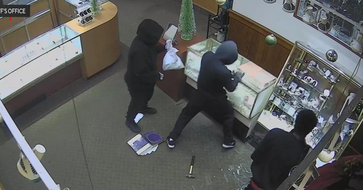 1 suspect arrested in Sacramento jewelry story smash-and-grab, more suspect may be on the run