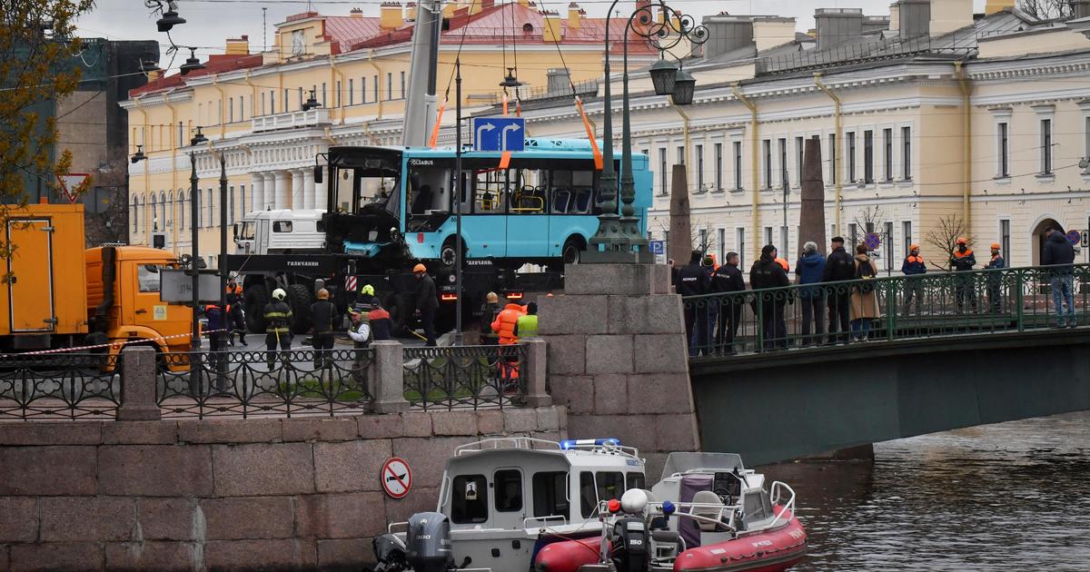 Video toont een bus die van een brug valt in Sint-Petersburg, Rusland, waarbij zeven mensen om het leven komen