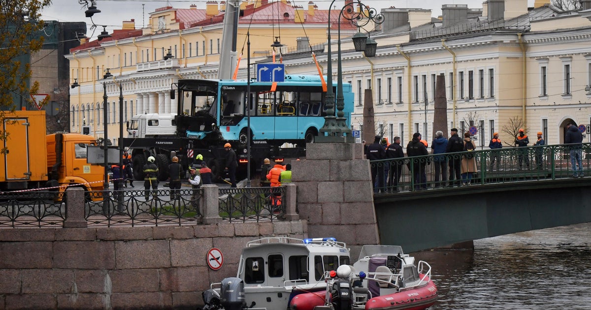 Видео показва как автобус пада от мост в Санкт Петербург, Русия, убивайки 7 души Видео показва как автобус пада от мост в Санкт Петербург, Русия, убивайки 7 души