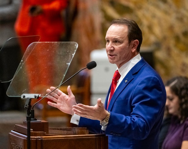 O governador Jeff Landry fala durante o início da sessão especial na Câmara dos Representantes na segunda-feira, 15 de janeiro de 2024, em Baton Rouge, Louisiana.