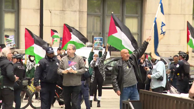 israel-independence-palestine-protest-daley-plaza.png 