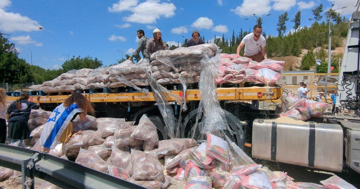 Десни израелски протестиращи блокираха камиони превозващи хранителни доставки които бяха