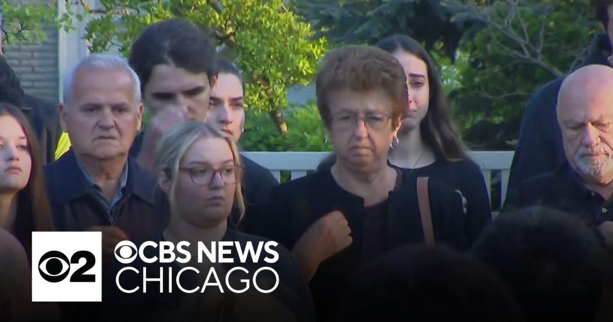 Crowd turns out for vigil for teen killed in crash in north Chicago ...