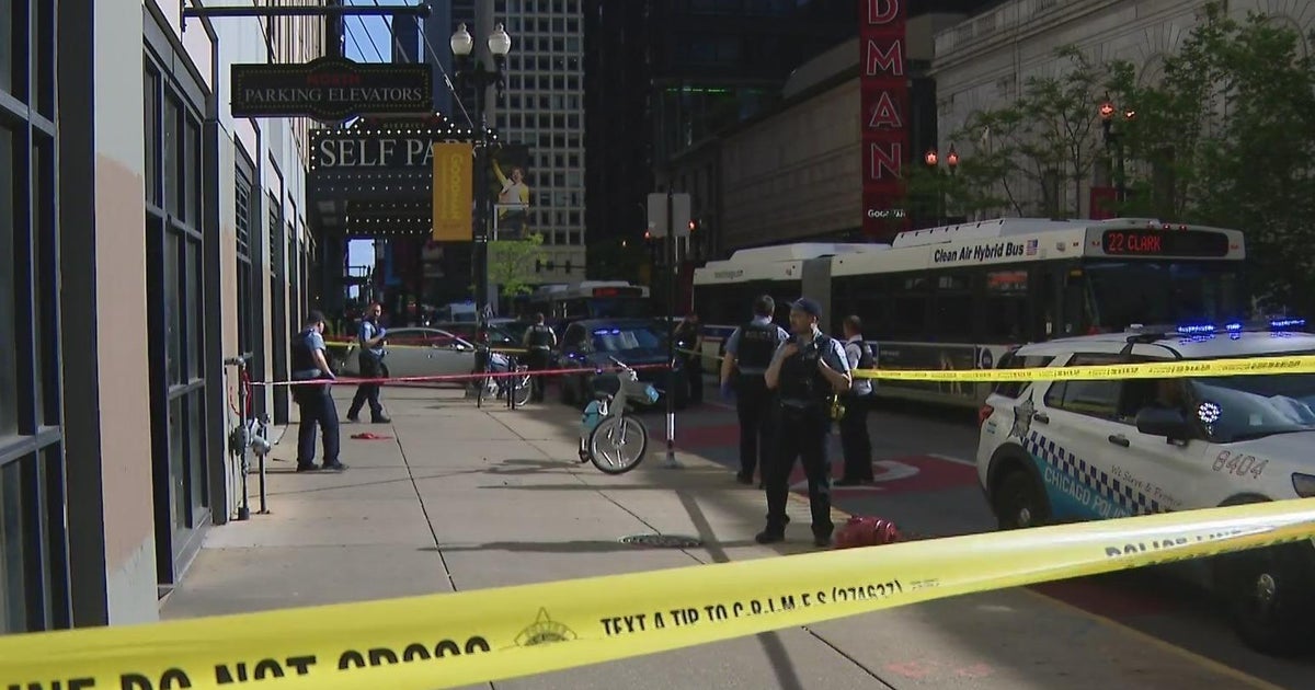 Man stabbed inside store in the Loop, Chicago Police say - CBS Chicago