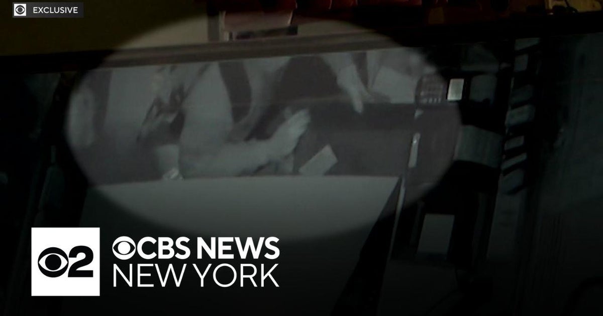 Video shows burglary, vandalism at Hell's Kitchen businesses - CBS New York