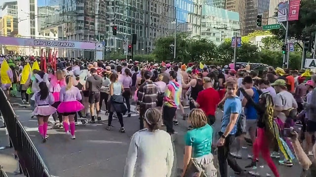 Bay to Breakers Runners on Howard Street 
