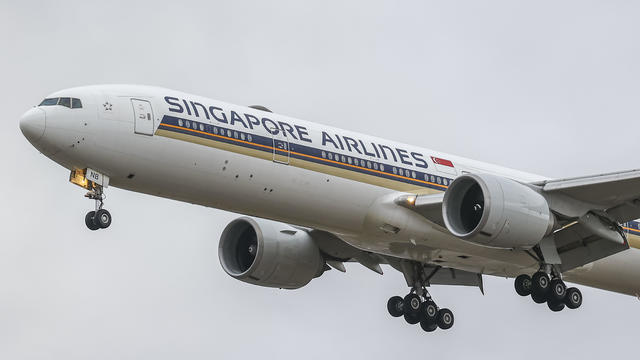 Singapore Airlines Boeing 777 Landing  At London Heathrow Airport 
