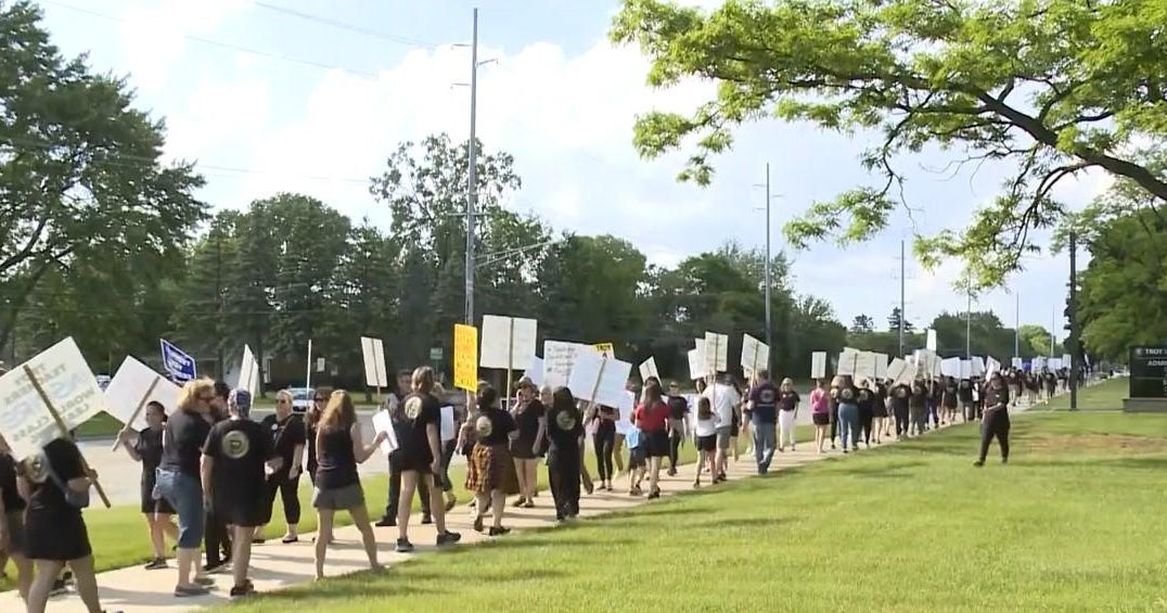 Detroit police arrest man who escaped custody, Troy teachers picket for ...
