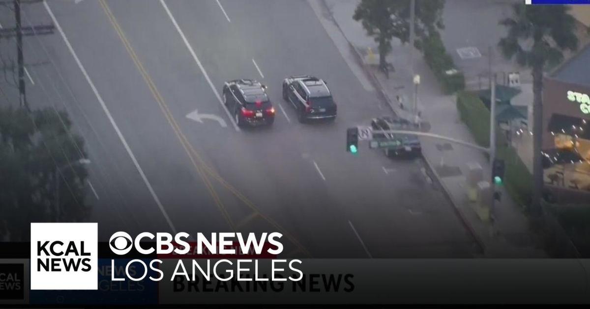 Police in pursuit of a suspect near the Hollywood Hills - CBS Los Angeles