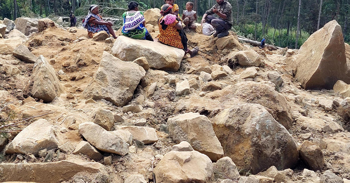 Volgens de regering zijn naar schatting meer dan 2.000 mensen levend begraven bij een aardverschuiving in Papoea-Nieuw-Guinea.