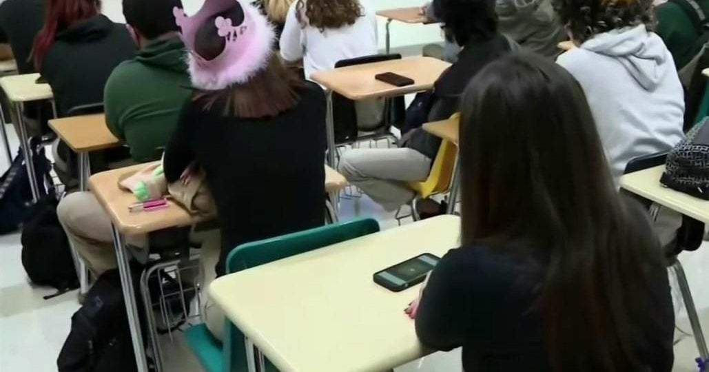 Florida lawmakers push to lower graduation test score requirements