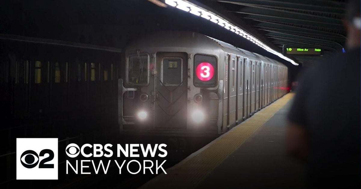 Subway rider stabbed in back on Brooklyn train - CBS New York