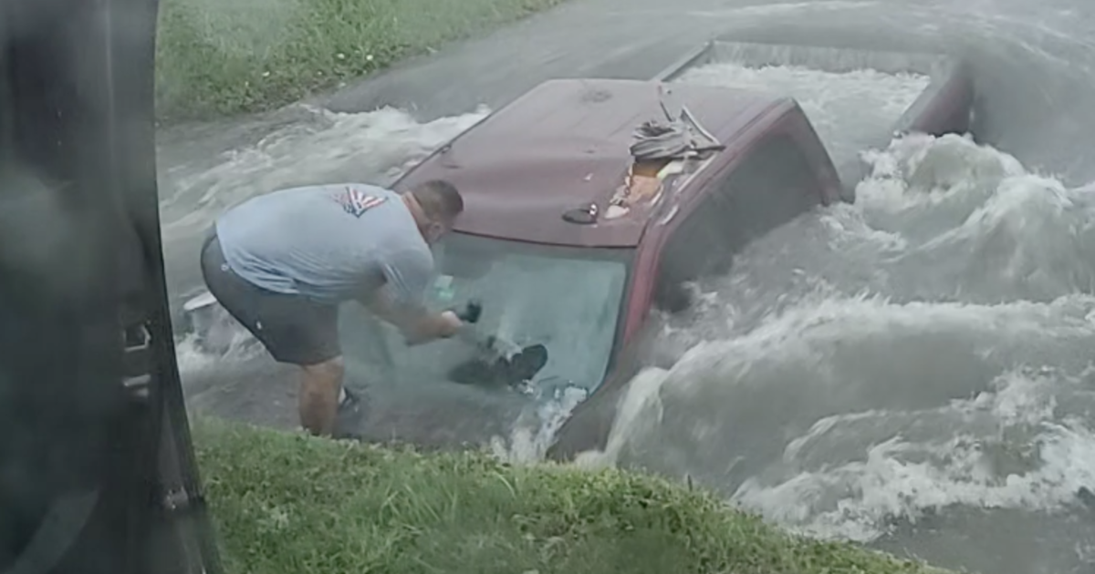 Драматично видео показва как двойка от Тексас чупи предно стъкло, за да спаси мъж, чийто камион беше погълнат от наводнена канавка
