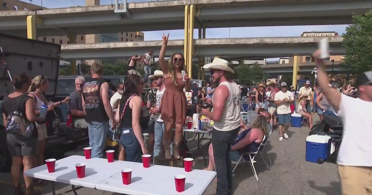 Kenny Chesney fans pack Pittsburgh concert Kenny Chesney fans pack Pittsburgh concert