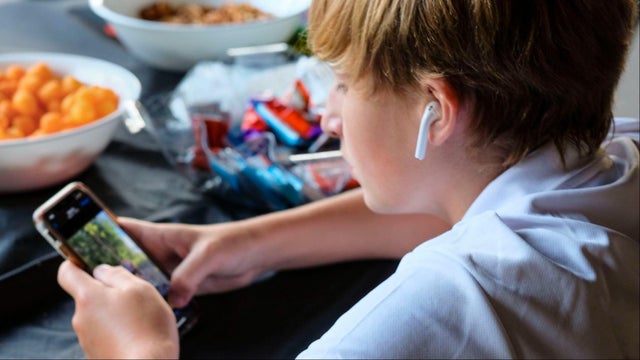 cbsn-fusion-new-york-considers-laws-to-curb-kids-social-media-use-thumbnail.jpg