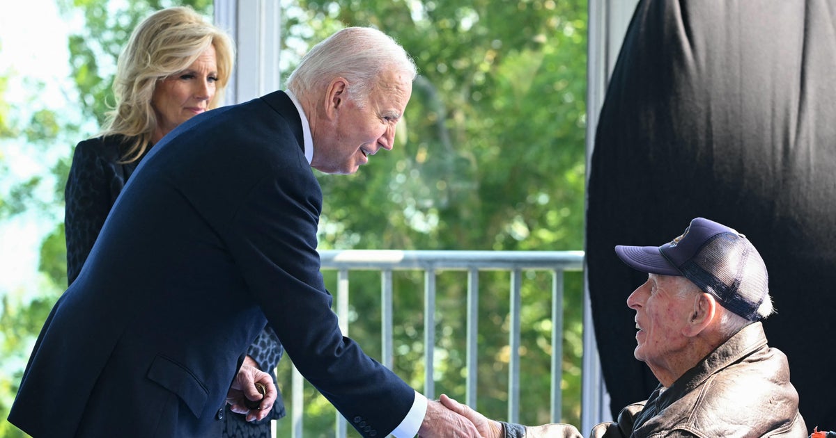 Biden, kendisi ve müttefikleri Fransa'da D-Day'in 80. yıldönümünü kutlarken ABD'li İkinci Dünya Savaşı gazileriyle buluştu