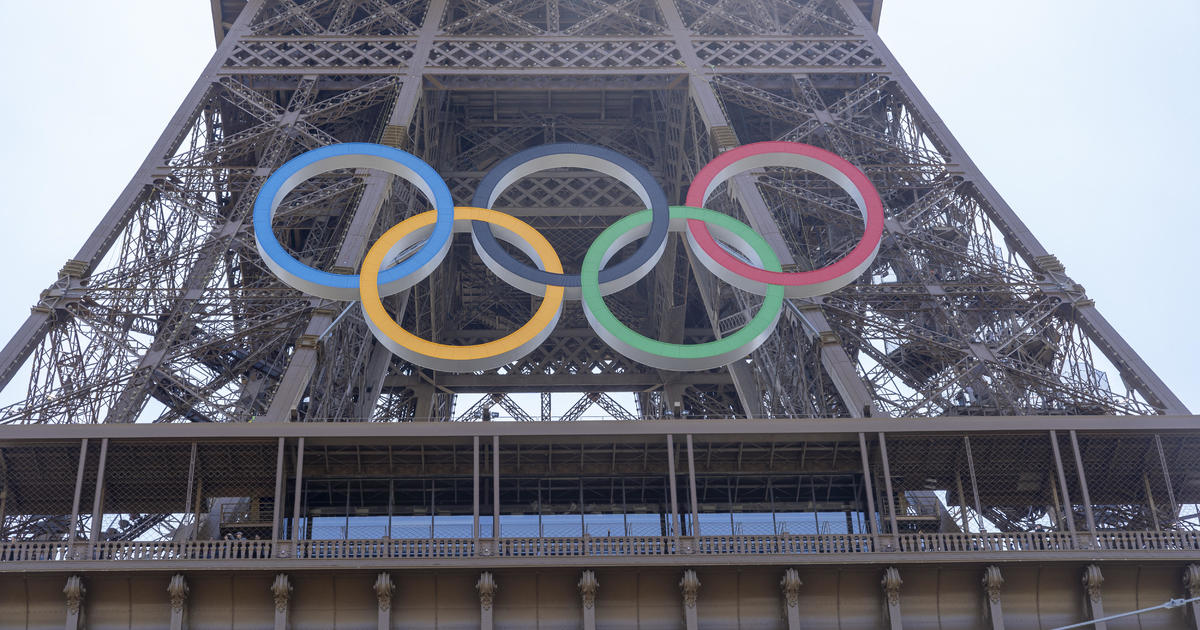 Олимпийски кръгове, монтирани на Айфеловата кула преди Летните игри