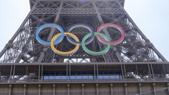 FRANCE-EIFFEL-TOWER-OLYMPIC-GAMES-RINGS-PARIS-2024 