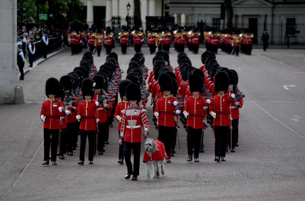 Ensaio de Trooping the Colour, em homenagem ao aniversário oficial do rei Charles da Grã-Bretanha, em Londres