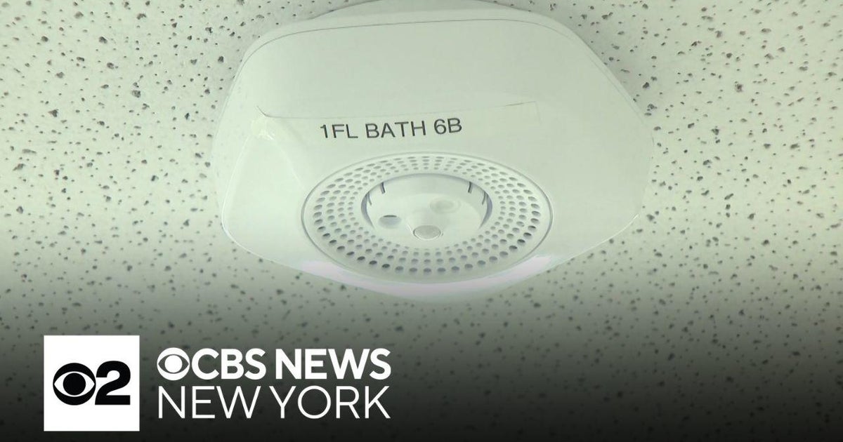 Long Island middle school installs vape detectors in bathrooms - CBS ...