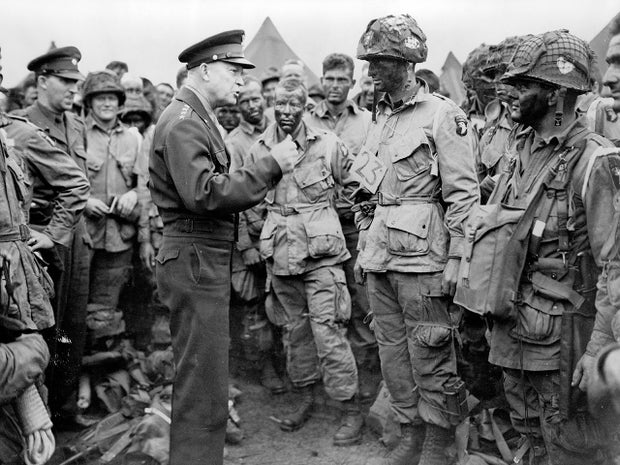 eisenhower-com-pára-quedistas-na-véspera-do-dia-d-us-exército-loc-1280.jpg