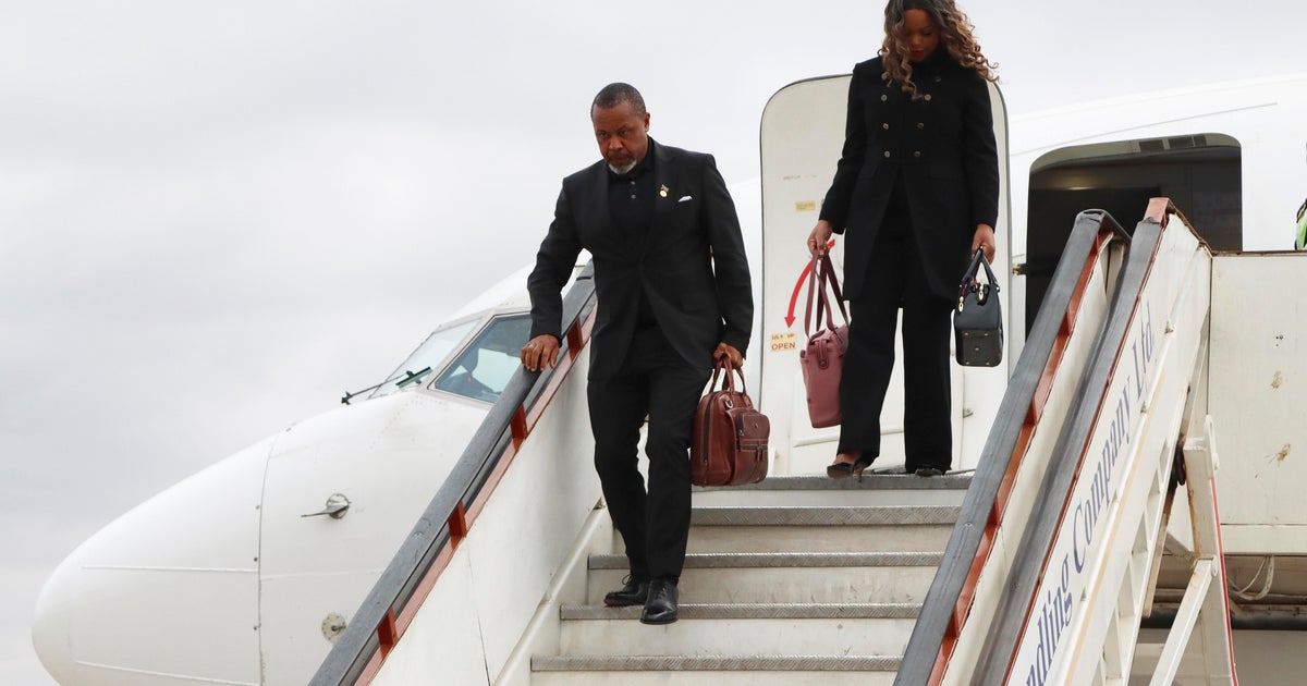 Malawis Vizepräsident Dr. Saulos Chilima kam zusammen mit neun anderen bei einem Flugzeugabsturz ums Leben Malawis Vizepräsident Dr. Saulos Chilima kam zusammen mit neun anderen bei einem Flugzeugabsturz ums Leben