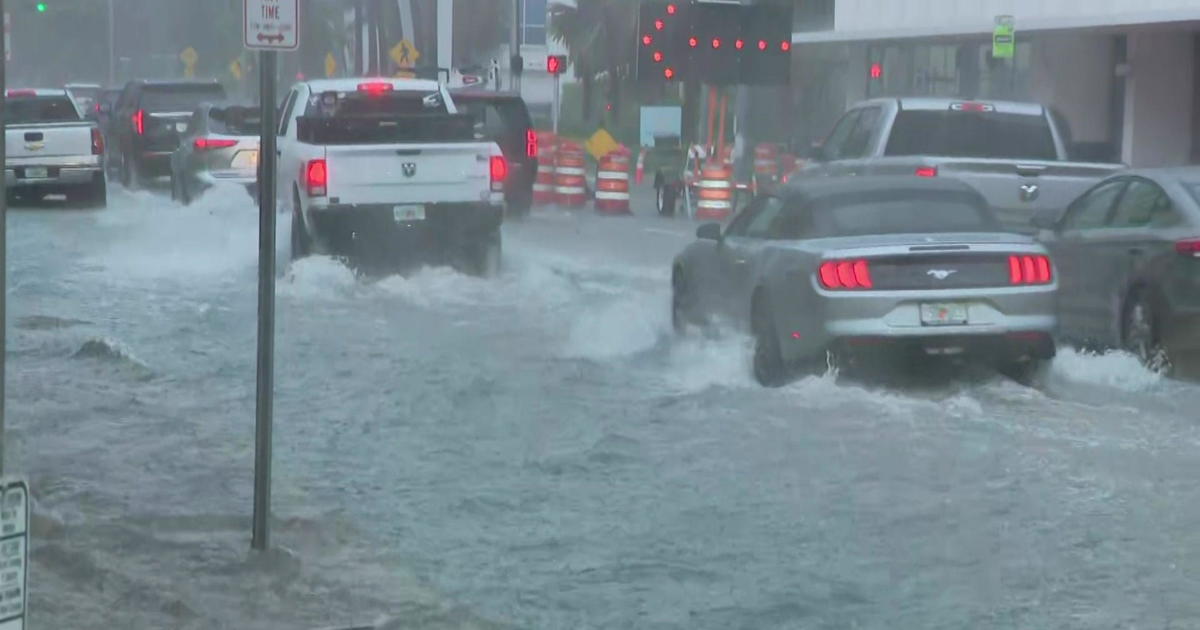 Дни на дъжд наводниха части от Южна Флорида, което доведе до затваряне
